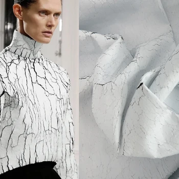 Креативная ткань с графитовой серо-белой всплескивающей текстурой, дизайнерская ткань со второй реконструкцией текста для моделирования одежды.